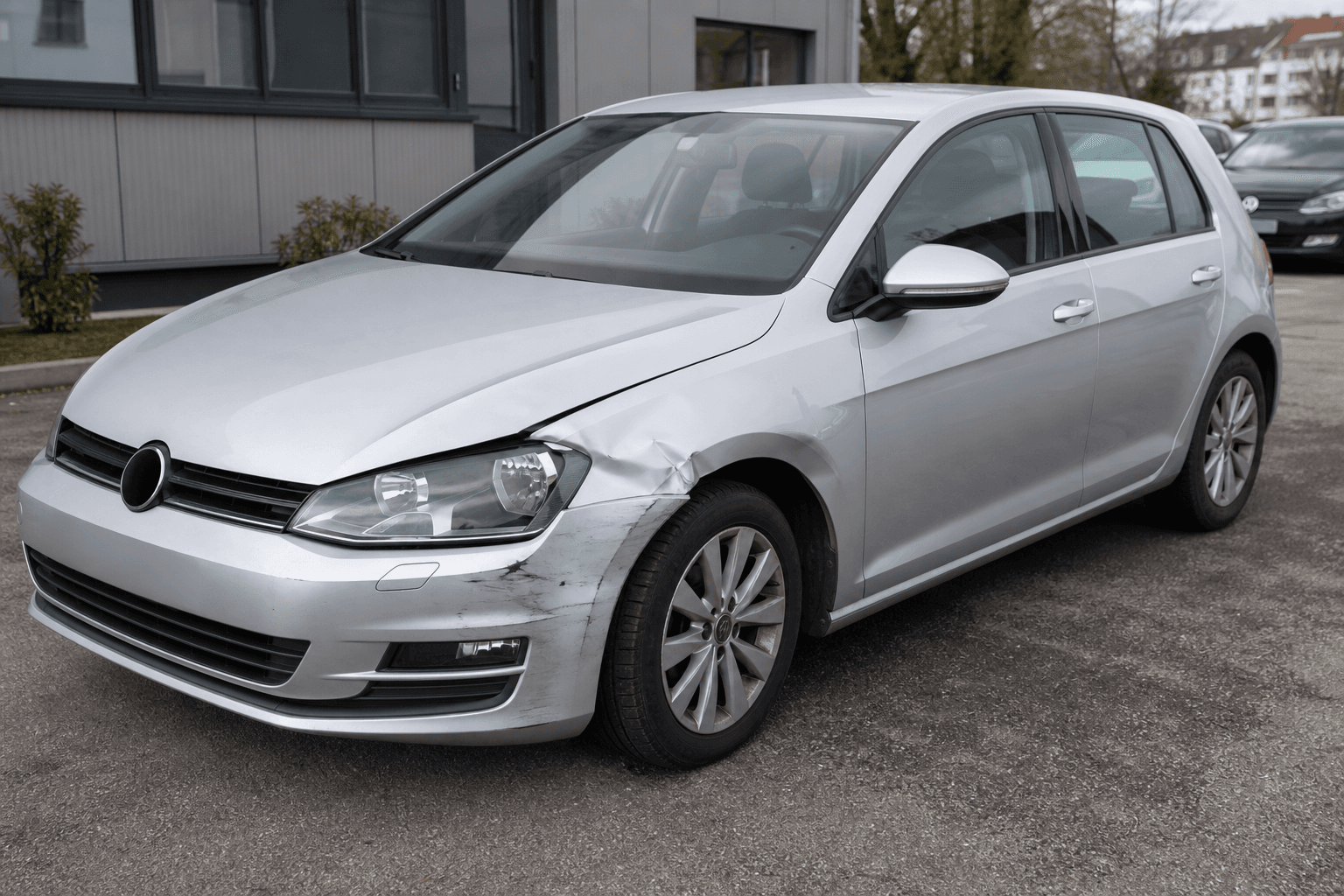 VW Golf 7 mit leichtem Schaden vorne links